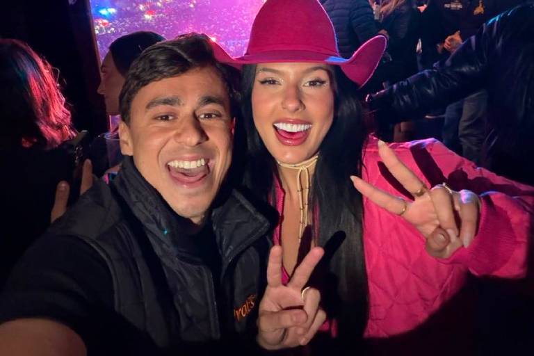 Deputado Nikolas Ferreira e Ana Castela posam juntos fazendo sinal do número 22